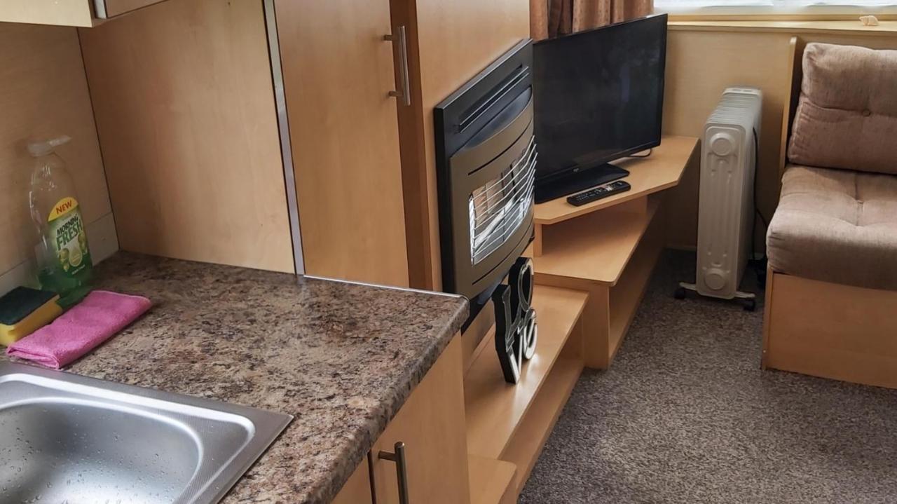 Adorable 2 Bedroom Caravan In แคลกตัน-ออน-ซี ภายนอก รูปภาพ