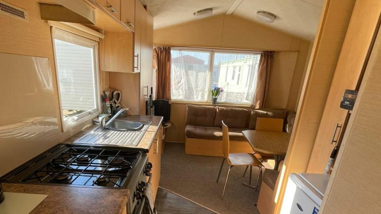 Adorable 2 Bedroom Caravan In แคลกตัน-ออน-ซี ภายนอก รูปภาพ