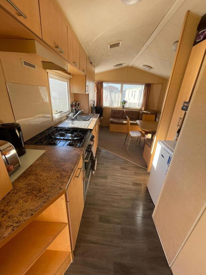 Adorable 2 Bedroom Caravan In แคลกตัน-ออน-ซี ภายนอก รูปภาพ
