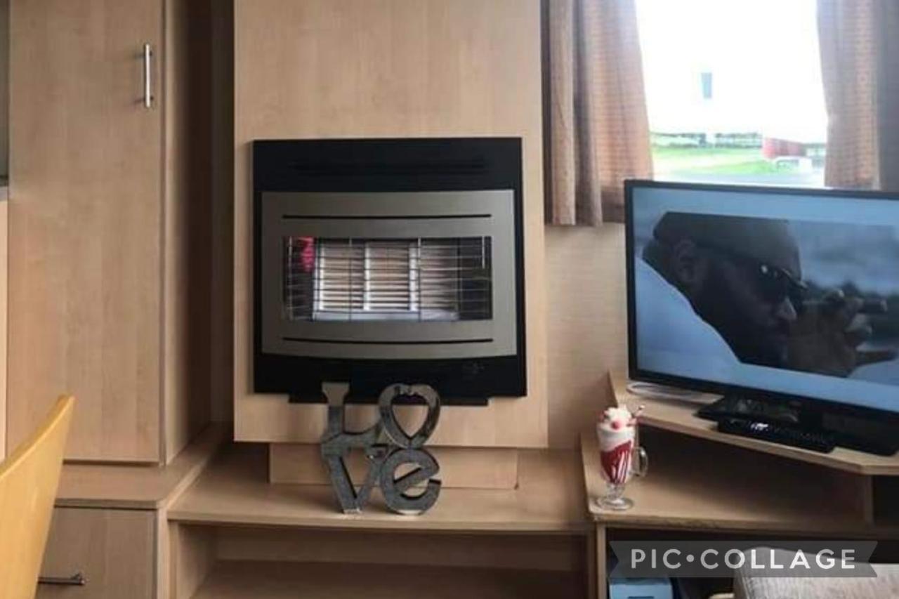 Adorable 2 Bedroom Caravan In แคลกตัน-ออน-ซี ภายนอก รูปภาพ